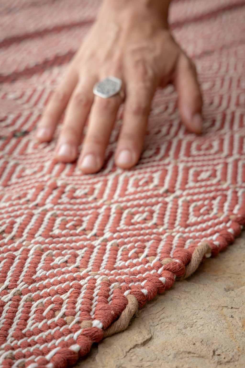 Tonos tierra — Alfombra de algodón tejida a mano