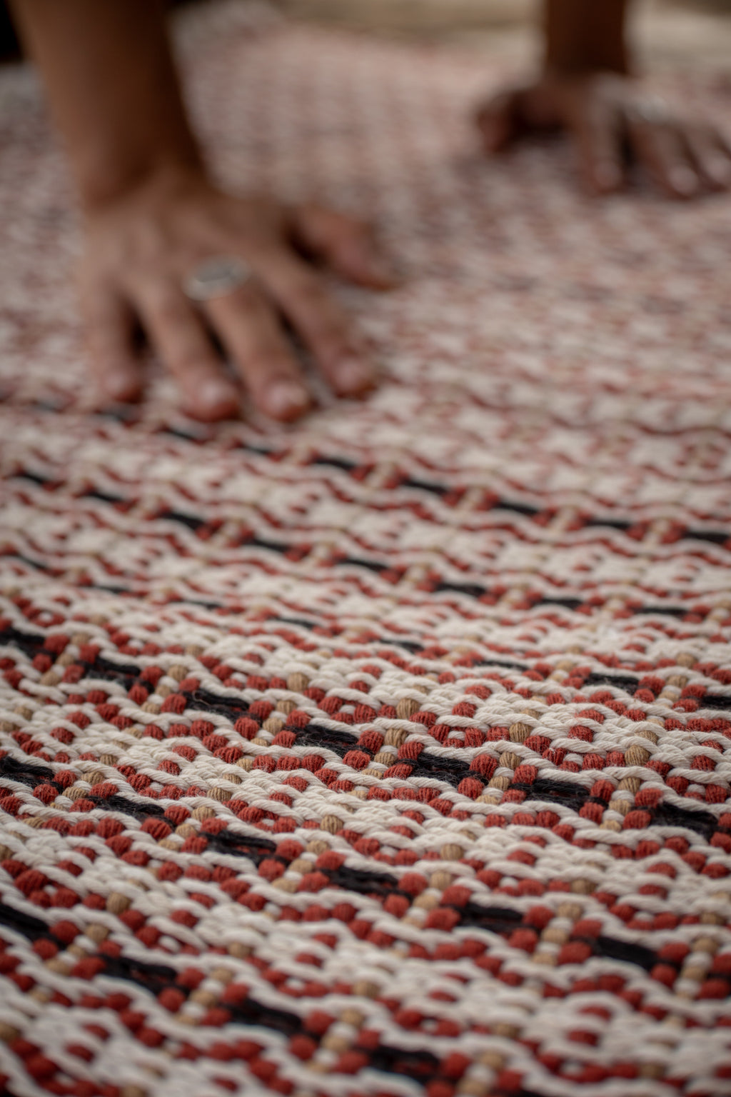 Líneas Terracota — Alfombra de algodón tejida a mano